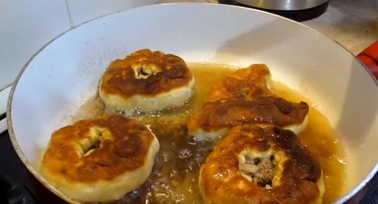 Produkte von beiden Seiten anbraten.