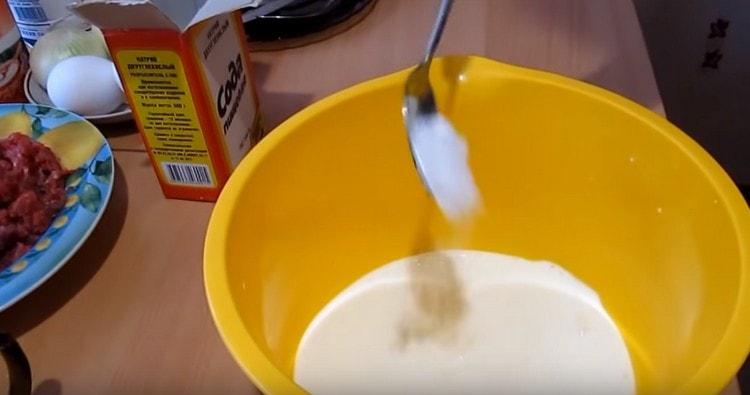 Kefir in eine Schüssel geben und mit Soda aufgießen.