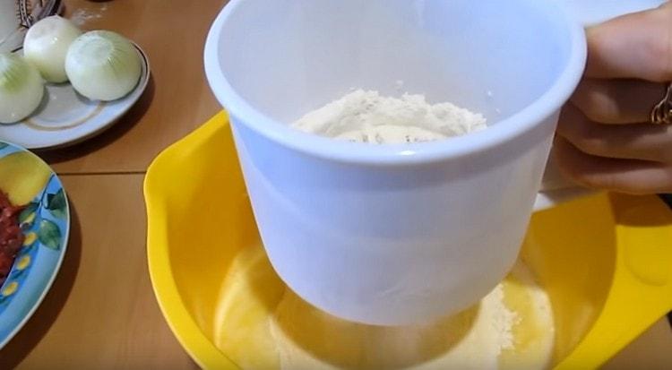 Mehl zu den flüssigen Bestandteilen sieben.