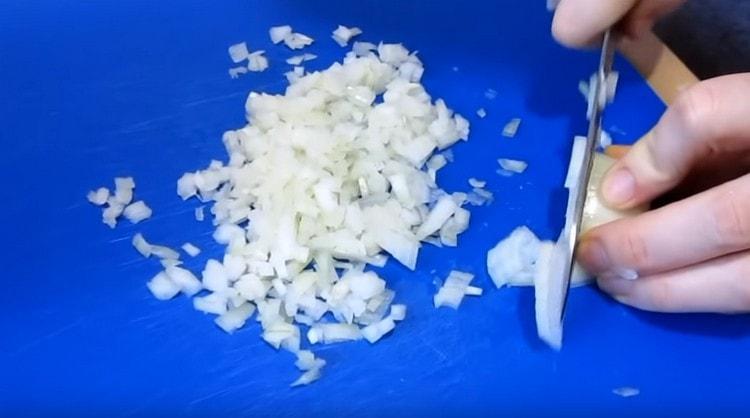 Zwiebel zerkleinern.