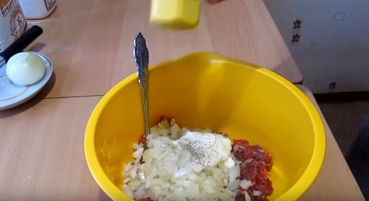 Zwiebel zu Hackfleisch geben, salzen, pfeffern, saure Sahne hinzufügen.