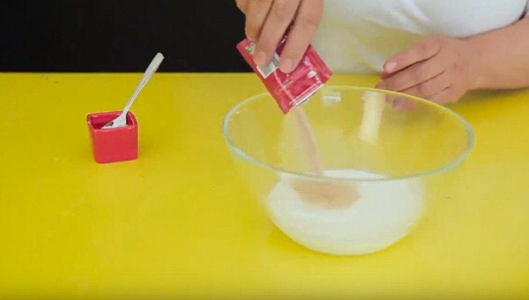Drojdia se dizolvă în apă caldă cu adăugarea de cremă.