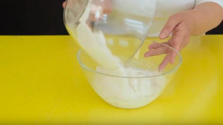Se adaugă făina, oul, se amestecă.