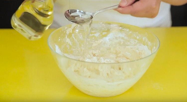 Când amestecăm aluatul, adăugăm și ulei vegetal.