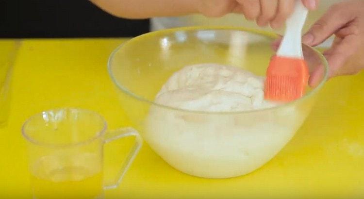 Lasă aluatul la loc cald.