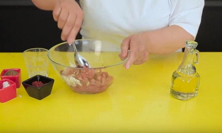 Adăugați condimente, sare, piper, amestecați umplutura.