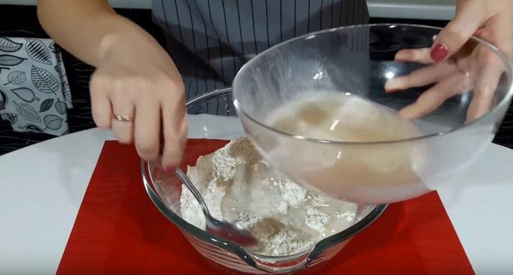 Přidejte mouku do kvasnicové směsi.