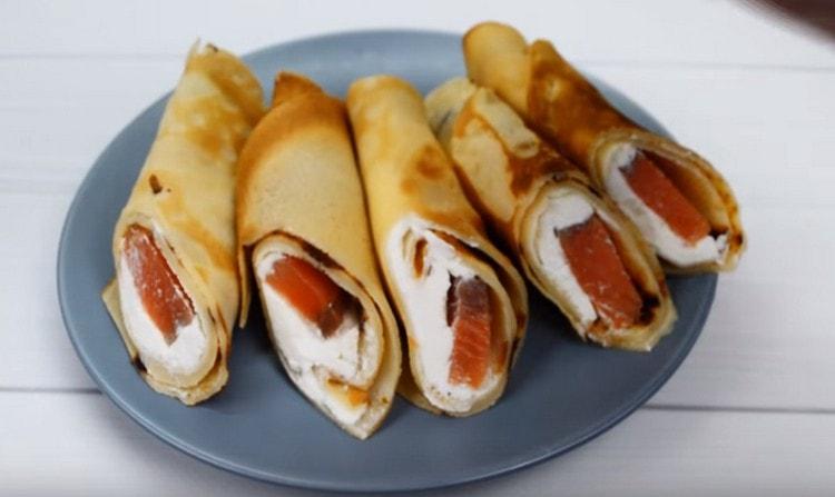 Astfel de clătite cu somon vor fi o gustare bună chiar și pe masa festivă.