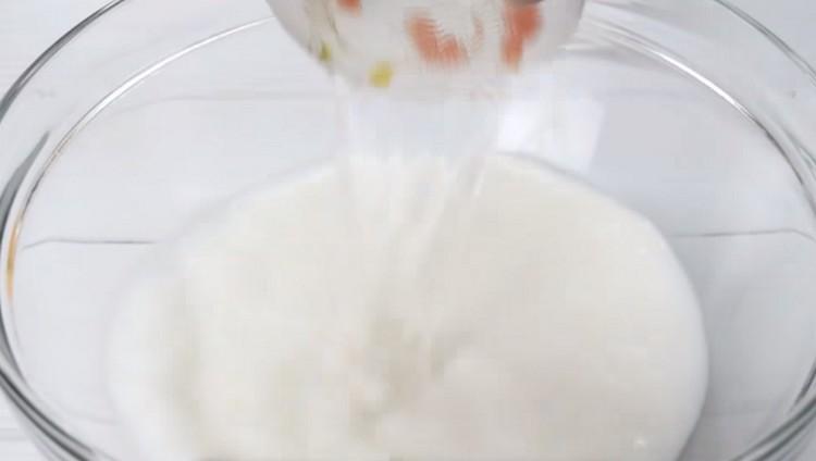 Combinăm apa cu laptele.