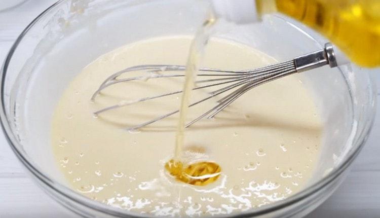 Într-un aluat aproape final, introducem ulei vegetal.