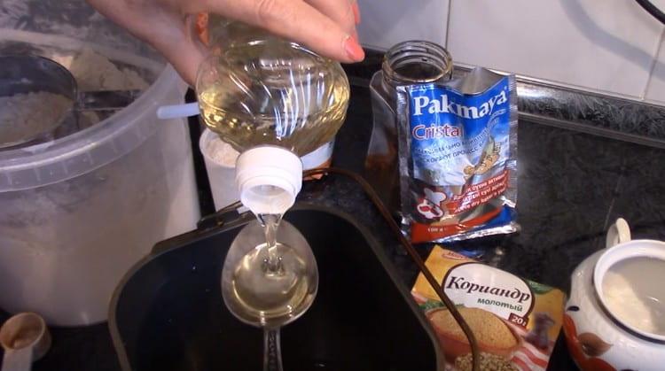 Добавете растително масло.