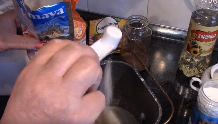 Добавете захарта, солта и маята.