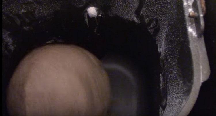 Поставете кофата с съставки в машината за хляб и изчакайте тестото да се омеси.