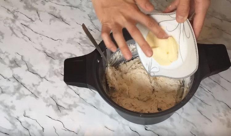 Adăugați untul înmuiat.