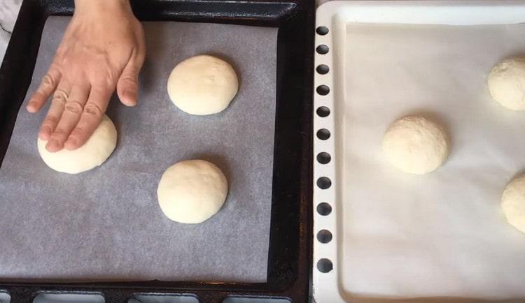 Apăsați ușor piesele cu mâna.