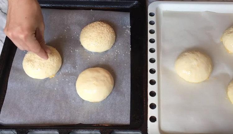 Presărați piesa cu semințe de susan.