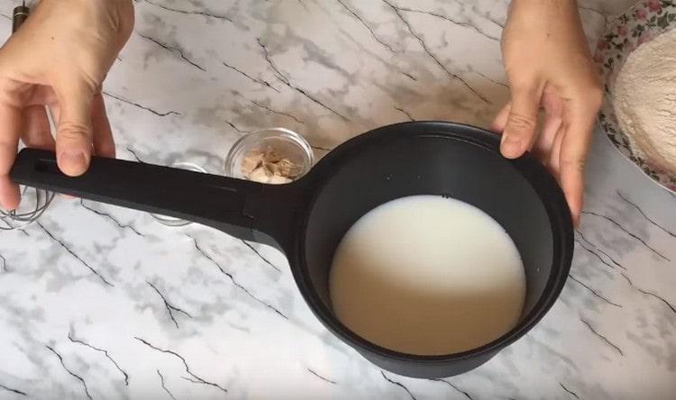 Într-o tocană, amestecați laptele și apa.