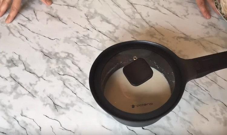 se acoperă aluatul cu un capac și se lasă 15-20 de minute.