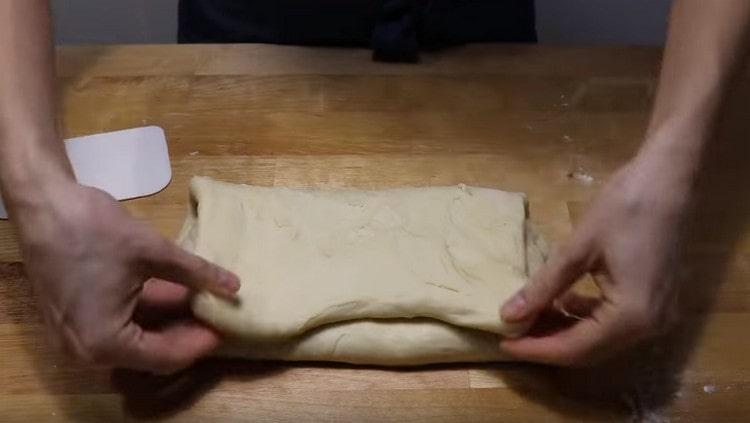 Втората намазана половина покрива получения квадрат.