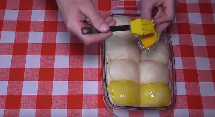 Когато кифлите втасат, намажете ги със смес от разбит жълтък с мляко.