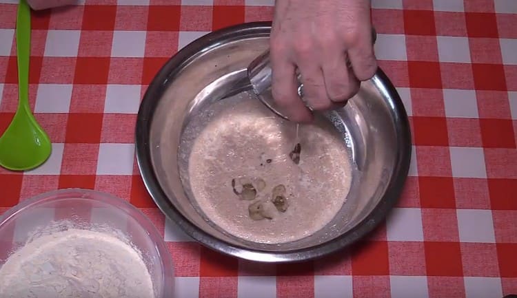 Добавете сол и растително масло към маята с мая.