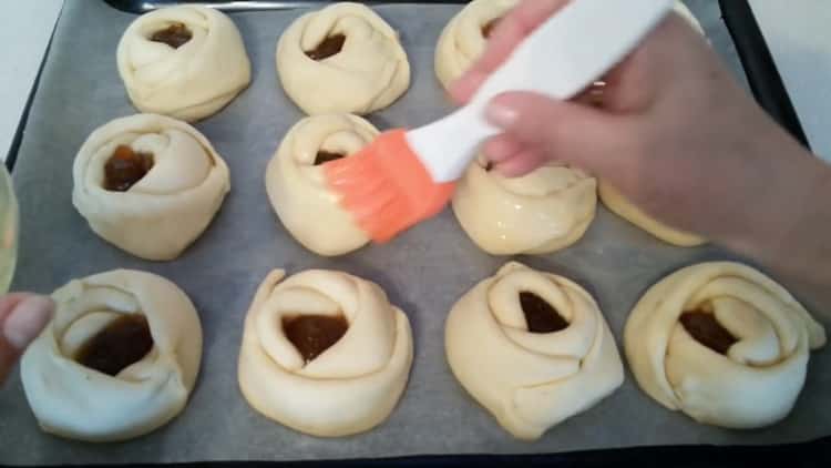 لعمل كعكة من الورود ، دهن العجينة ببيضة