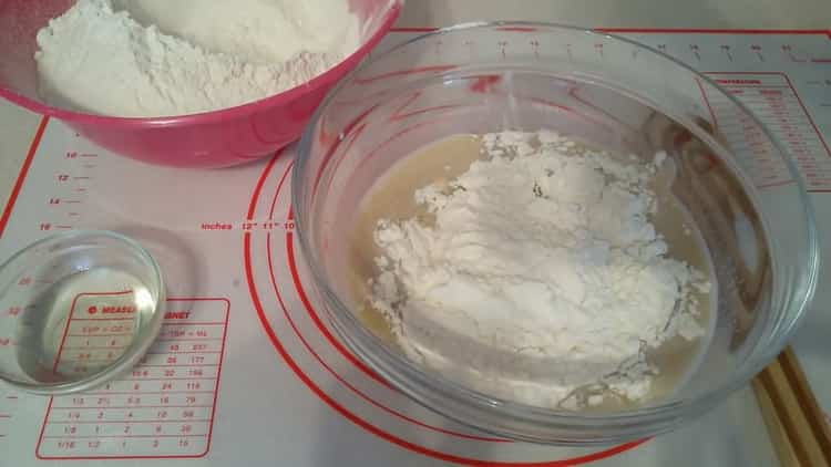 لعمل كعكة من الورود ، اصنع عجينًا