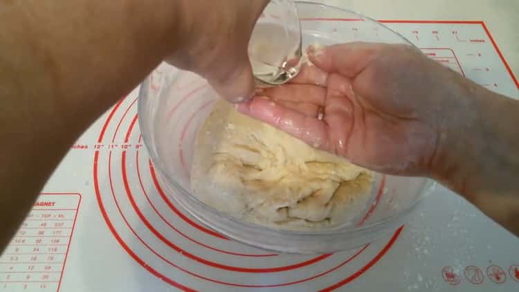 أضف الزبدة لصنع كعك الورد