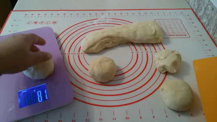 لجعل الكعك الورد ، وتقسيم العجين