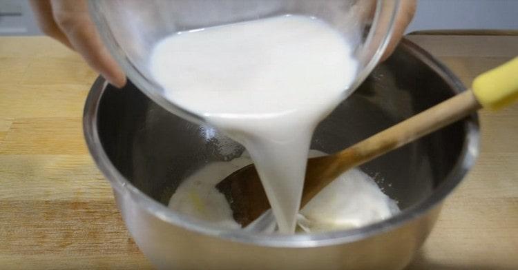 Vierte la mezcla de levadura en un tazón.