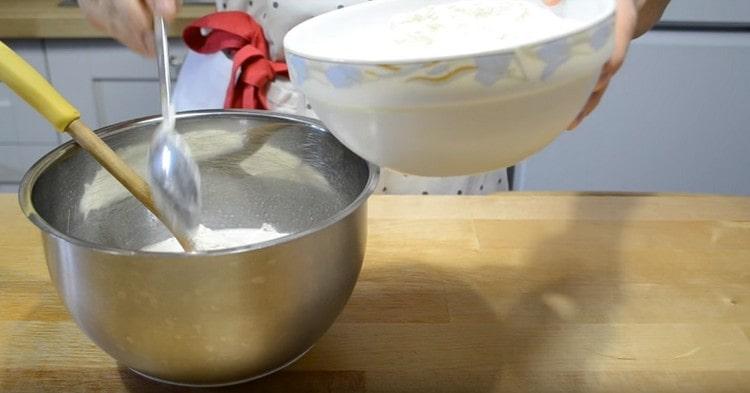 Agregue la harina en porciones.