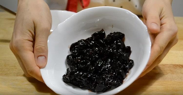 Escurrir el líquido de la mermelada de cerezas.