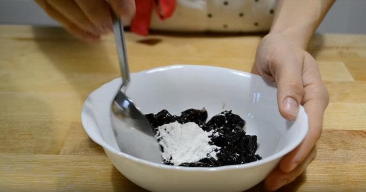 Agregue almidón a las cerezas restantes, mezcle.