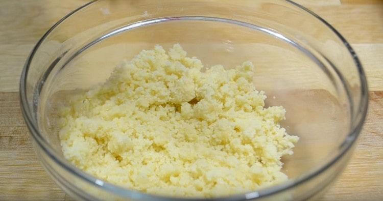 Moler los ingredientes para obtener las papas fritas.