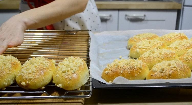 Transferimos los bollos terminados a la rejilla y los dejamos enfriar.