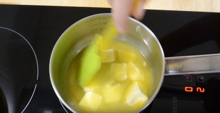 derrita la mantequilla y luego deje que se enfríe.