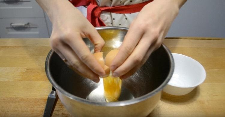 Batimos el huevo en un tazón.