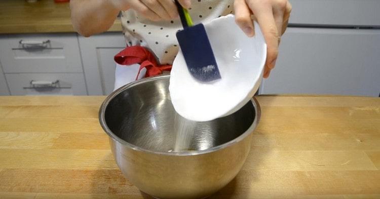 Agregue azúcar al huevo.