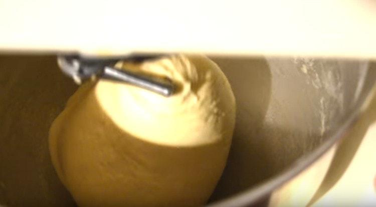 Amasar la masa, que no debe pegarse a sus manos.