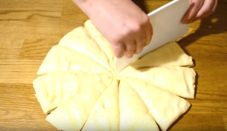 Divide la masa en 12 partes.