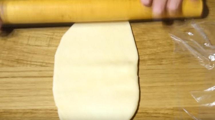 Estire cada bola con un rodillo en un pastel largo.