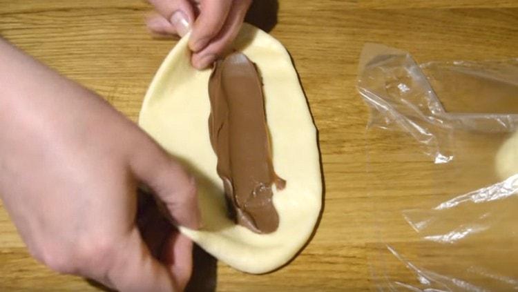 Pon el relleno en el centro del pastel.