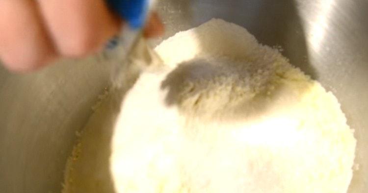 Agregue azúcar y azúcar de vainilla.