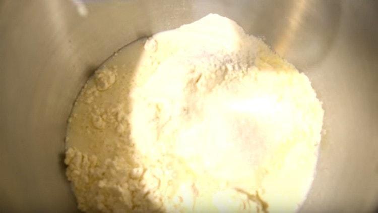 Agregue leche a los componentes secos.