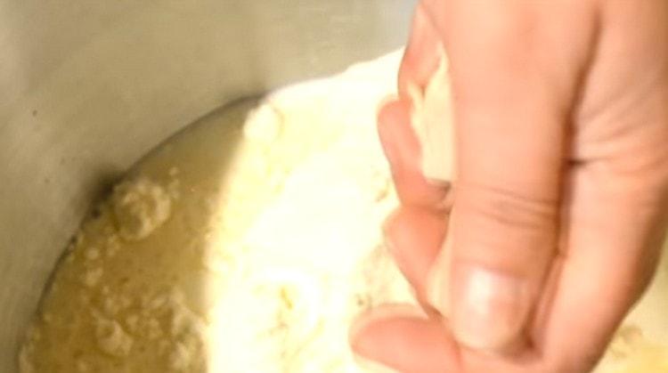 Agregue levadura viva.