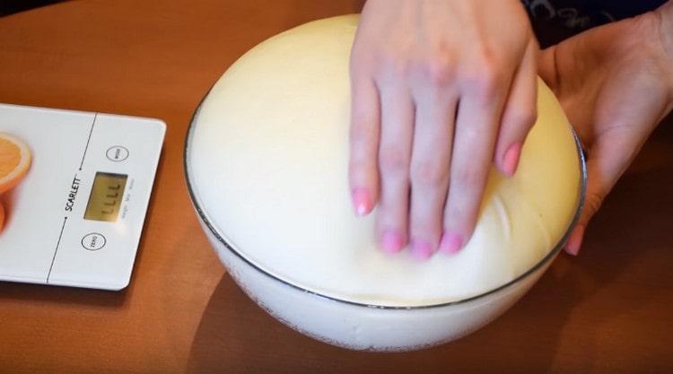 Натрошаваме надигащото се тесто.