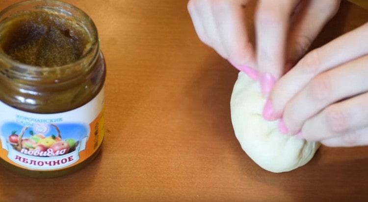 Ние събираме краищата на питките, прищипваме ги, оформяме кръгла кифличка.