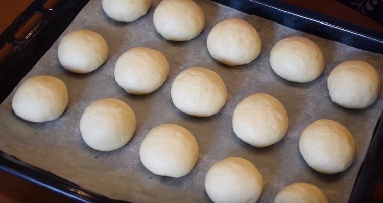 Разстиламе заготовките и тиганът покриваме с пергамент.