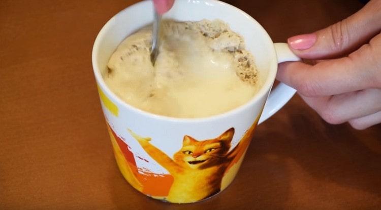 Замесете тестото и оставете на топло място.