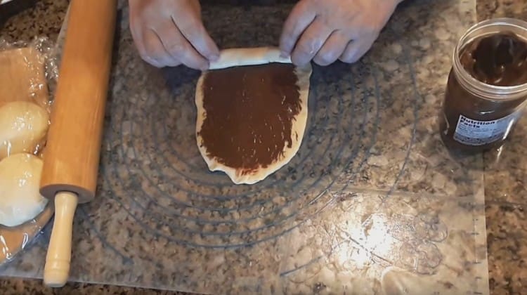 Rotiți prăjiturile.